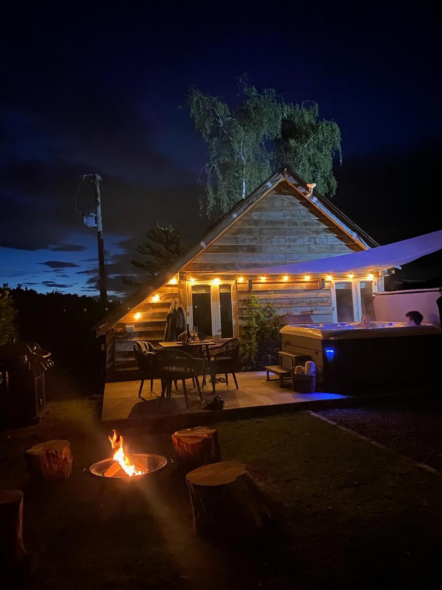 Oak Tree Hideaway Villa Whitchurch  Exteriör bild